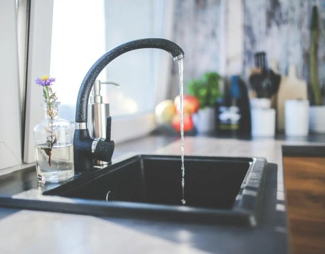Kitchen faucet plumbing fixture