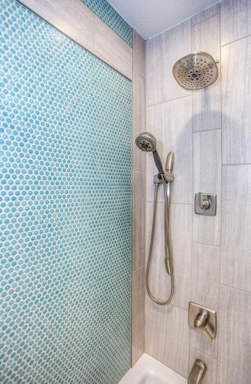 Showerhead and handheld shower fixtures