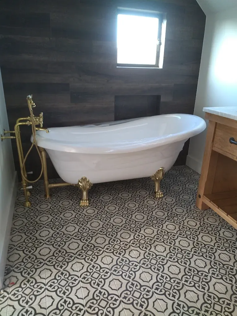 Freestanding bathtub and floor-mounted fixture